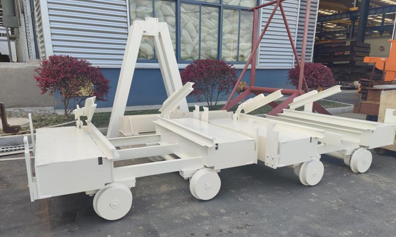 Wózek mostowy przed autoklawem