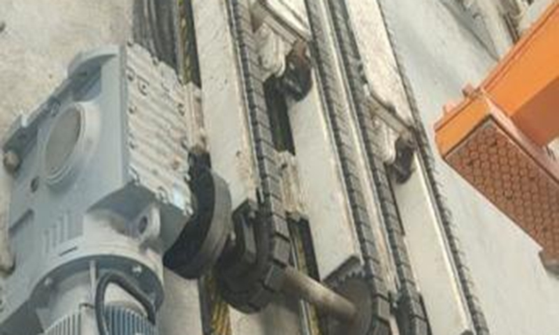 Urządzenie do podnoszenia bloków