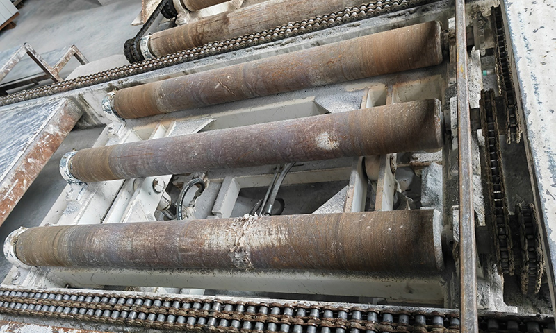 Urządzenie do podnoszenia i obrotu palet